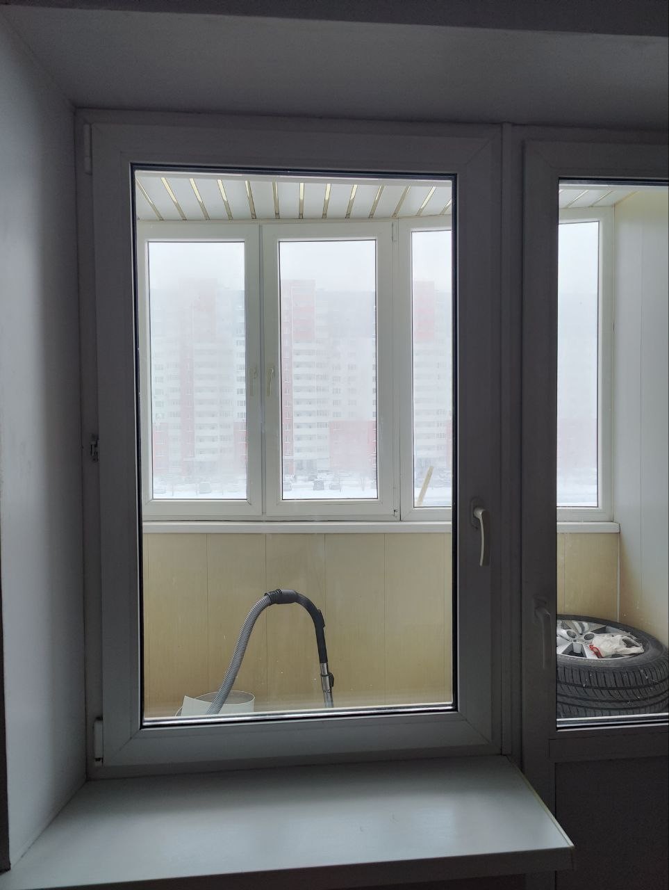 Установка пластиковых балконных дверей