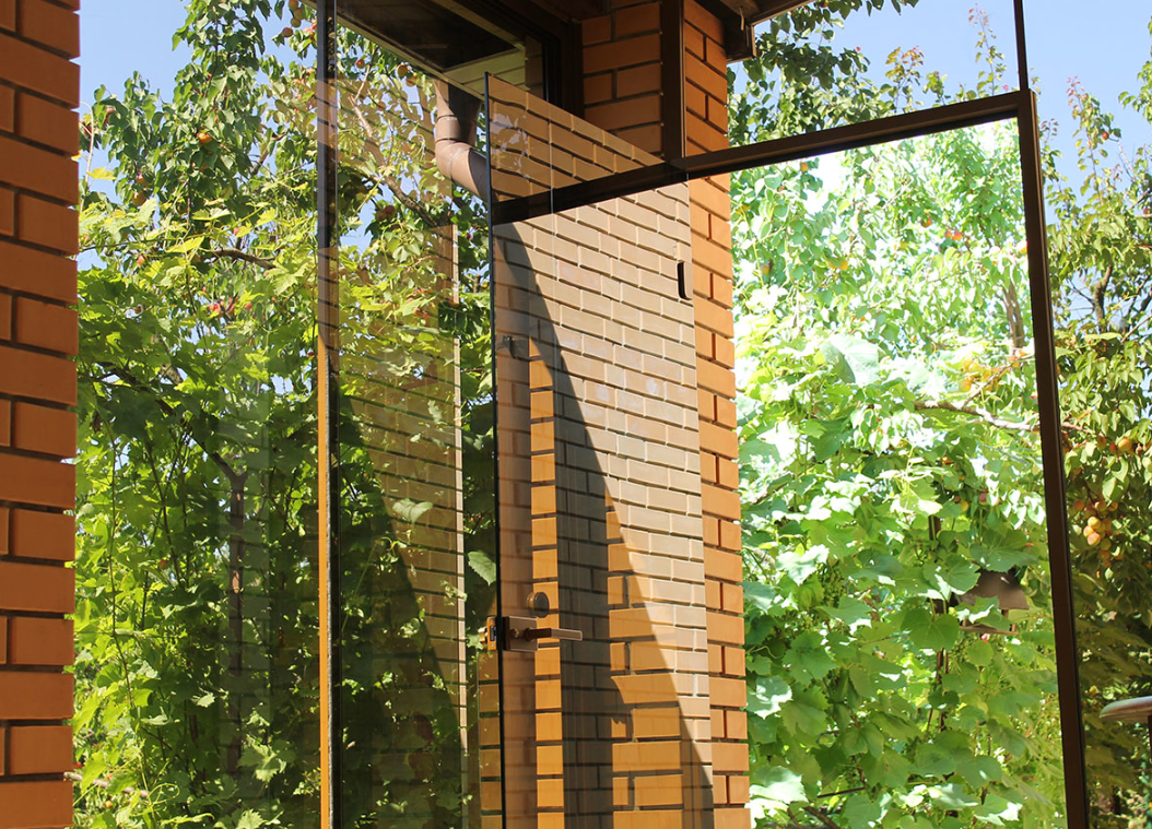 Установка раздвижных алюминиевых дверей на террасу